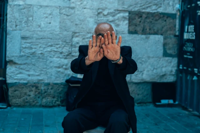 UNSTAGED 260701 Istambul 2026 HUMAN CONDITION 01 — UNSTAGED · LOG /016 · MOMENT /001 · ARCHIVE ID L016-M014.